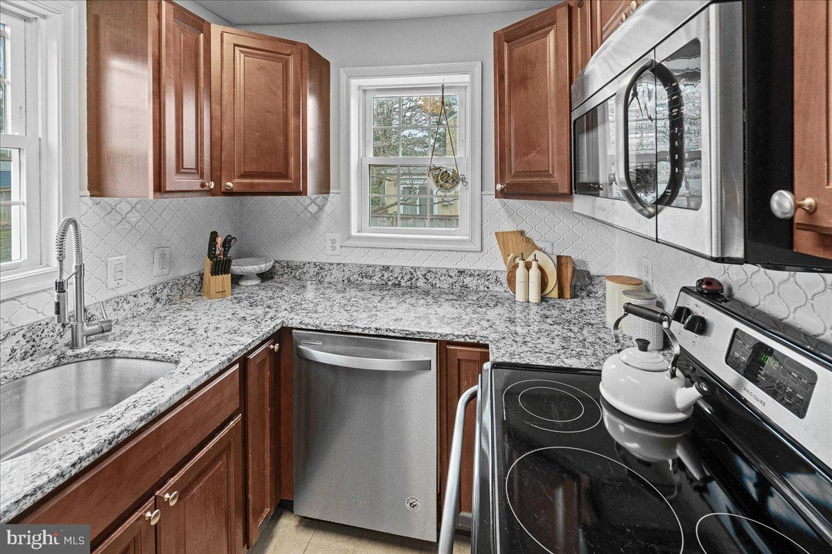 Kitchen - 1000 Dennis Ave, Silver Spring, MD 20901 photo 2 of 4