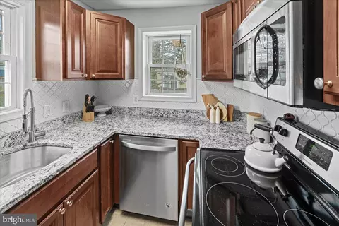Kitchen - 1000 Dennis Ave, Silver Spring, MD 20901 photo 2 of 4