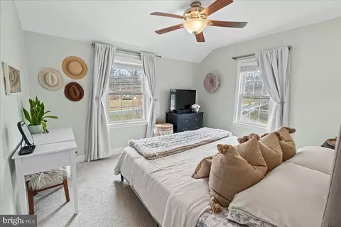 Bedroom - 1000 Dennis Ave, Silver Spring, MD 20901 photo 3 of 6