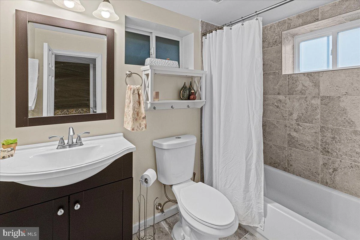 Bath - 1000 Dennis Ave, Silver Spring, MD 20901 photo 2 of 2