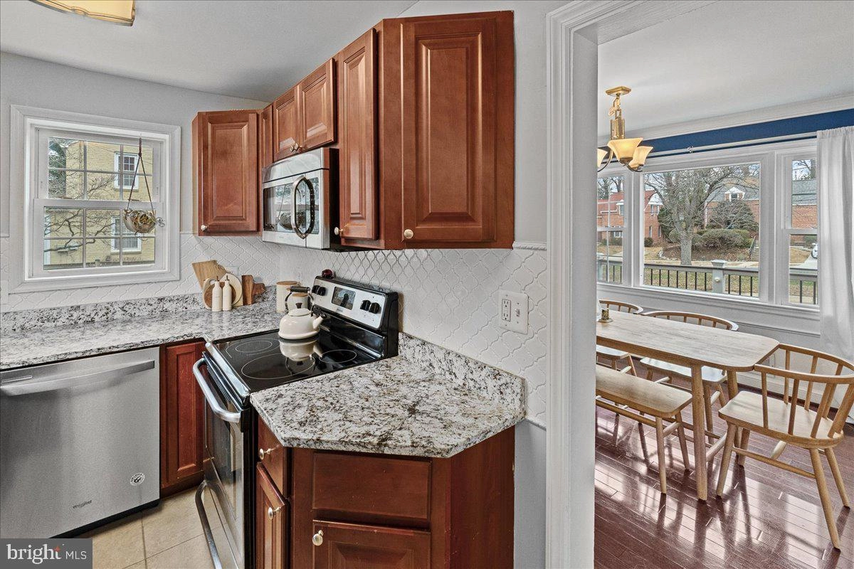 Kitchen - 1000 Dennis Ave, Silver Spring, MD 20901 photo 3 of 4