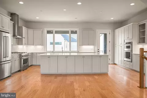 9767 Azure Aly, Bethesda, MD 20817