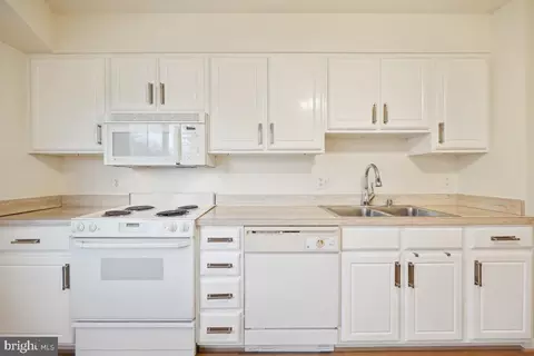 Kitchen - 14801 Pennfield Cir #401, Silver Spring, MD 20906 photo 2 of 3