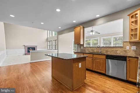 Kitchen - 18409 Polynesian Ln, Boyds, MD 20841 photo 6 of 6