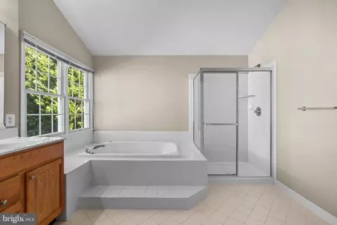 Bath - 18409 Polynesian Ln, Boyds, MD 20841 photo 4 of 5