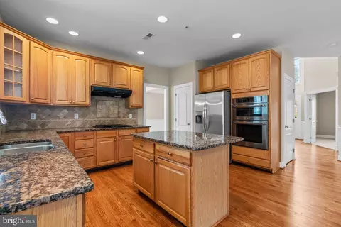Kitchen - 18409 Polynesian Ln, Boyds, MD 20841 photo 3 of 6