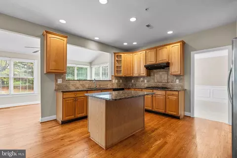 Kitchen - 18409 Polynesian Ln, Boyds, MD 20841 photo 5 of 6