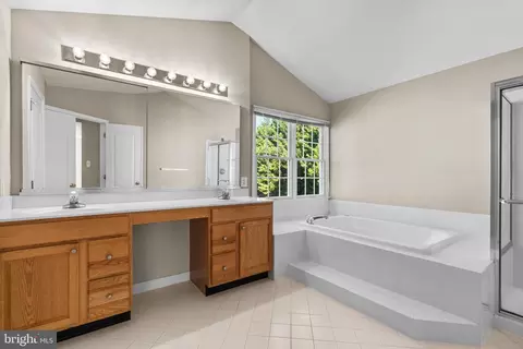 Bath - 18409 Polynesian Ln, Boyds, MD 20841 photo 3 of 5