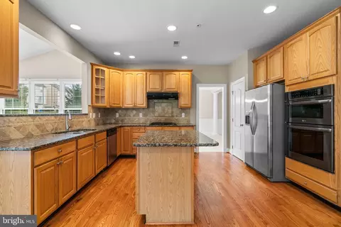 Kitchen - 18409 Polynesian Ln, Boyds, MD 20841 photo 4 of 6