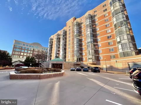 24 Courthouse Sq #811, Rockville, MD 20850