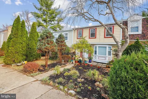 22 E Darby Ct, Gaithersburg, MD 20878 photo 2