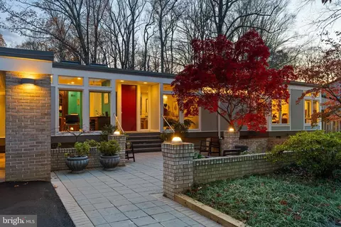 6904 Carmichael Ave, Bethesda, MD 20817
