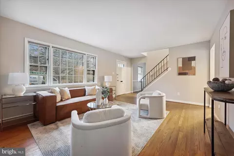 9501 Pin Oak Dr, Silver Spring, MD 20910 photo 4