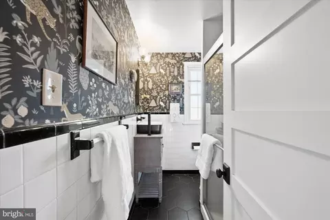 Bath - 2234 Washington Ave #302, Silver Spring, MD 20910 photo 1 of 2