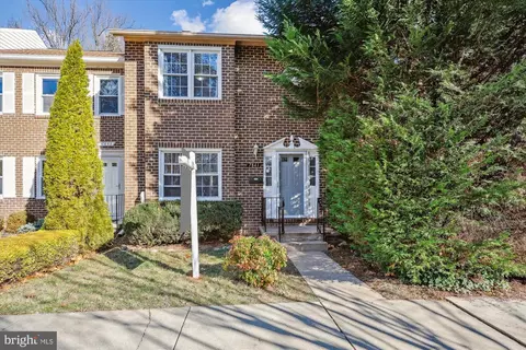 7841 Heatherton Ln, Potomac, MD 20854