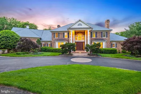 8925 Harvest Sq, Potomac, MD 20854