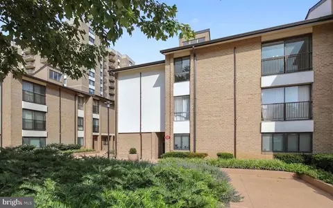 22 Monroe St #201, Rockville, MD 20850