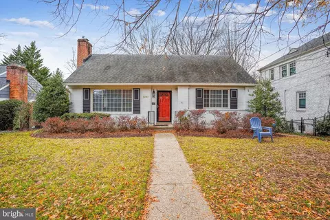 5210 Saratoga Ave, Chevy Chase, MD 20815