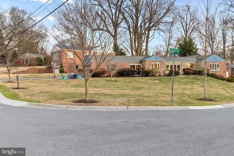 3922 Dunnel Ln, Kensington, MD 20895