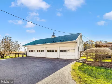 Exterior - 19810 Peach Tree Rd, Dickerson, MD 20842 photo 14 of 17