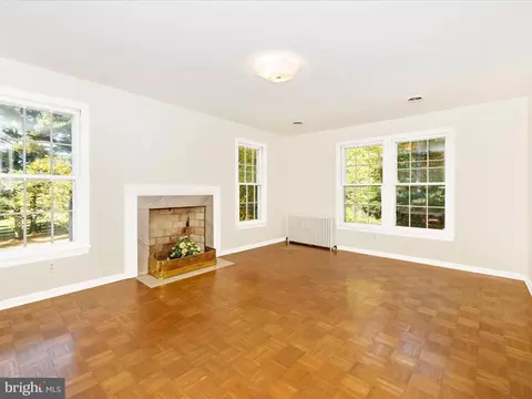 Living - 19810 Peach Tree Rd, Dickerson, MD 20842 photo 10 of 11