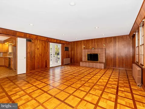 Living - 19810 Peach Tree Rd, Dickerson, MD 20842 photo 5 of 11