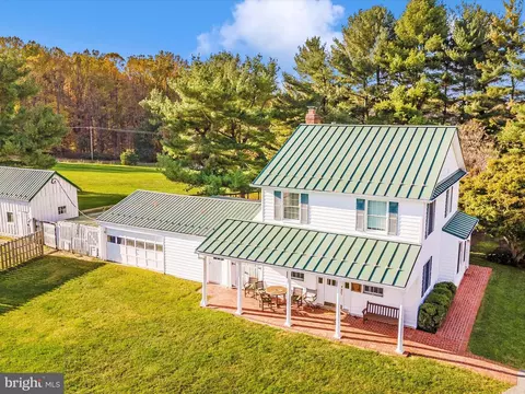 Exterior - 19810 Peach Tree Rd, Dickerson, MD 20842 photo 15 of 17