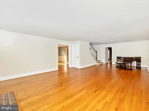 Living - 19810 Peach Tree Rd, Dickerson, MD 20842 photo 3 of 11