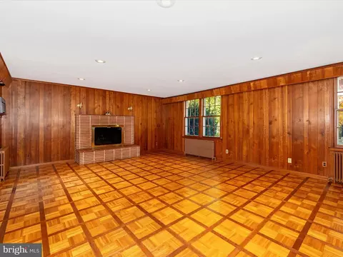 Living - 19810 Peach Tree Rd, Dickerson, MD 20842 photo 4 of 11