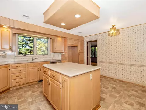 Kitchen - 19810 Peach Tree Rd, Dickerson, MD 20842 photo 5 of 6
