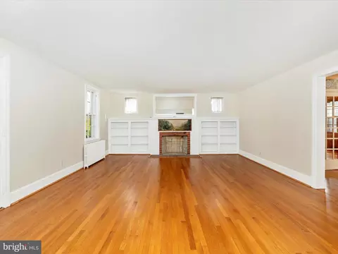 Living - 19810 Peach Tree Rd, Dickerson, MD 20842 photo 2 of 11