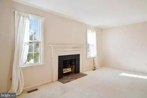 Living - 1046 Windrush Ln #38, Sandy Spring, MD 20860 photo 3 of 8