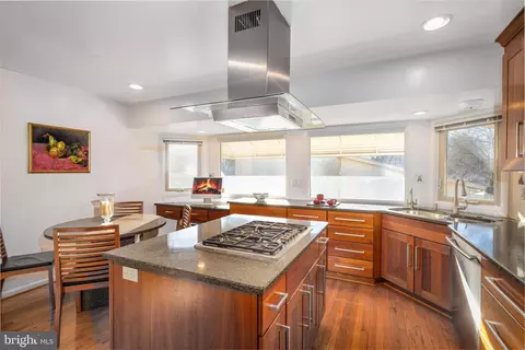Kitchen - 11237 Korman Dr, Potomac, MD 20854 photo 2 of 5