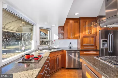 Kitchen - 11237 Korman Dr, Potomac, MD 20854 photo 3 of 5