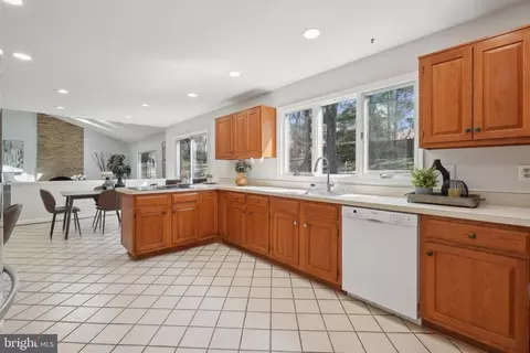 15301 Watergate Rd, Silver Spring, MD 20905 photo 8