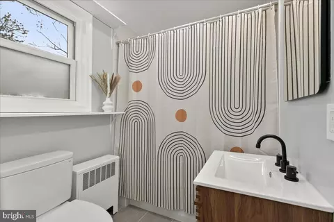 Bath - 803 Malcolm Dr, Silver Spring, MD 20901 photo 2 of 5