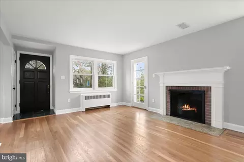 Living - 803 Malcolm Dr, Silver Spring, MD 20901 photo 2 of 7