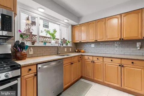 Kitchen - 609 Perth Pl, Silver Spring, MD 20901 photo 3 of 5