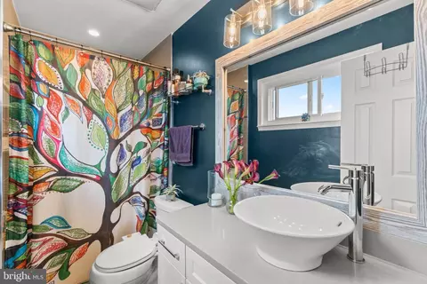 Bath - 609 Perth Pl, Silver Spring, MD 20901 photo 2 of 3
