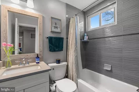 Bath - 609 Perth Pl, Silver Spring, MD 20901 photo 1 of 3