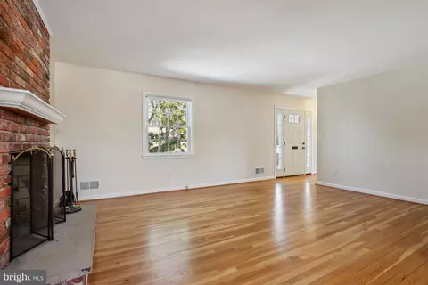 Living - 916 W Nolcrest Dr, Silver Spring, MD 20903 photo 3 of 8