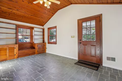 Entry Way - 916 W Nolcrest Dr, Silver Spring, MD 20903 photo 4 of 5