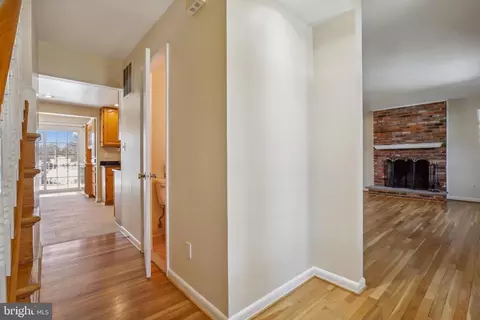 Entry Way - 916 W Nolcrest Dr, Silver Spring, MD 20903 photo 2 of 5