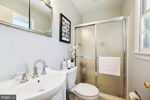 Bath - 11310 Mapleview Dr, Silver Spring, MD 20902 photo 2 of 3