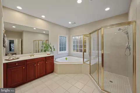 Bath - 1507 Sandy Glenn Pl, Sandy Spring, MD 20860 photo 4 of 7