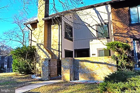 9733 Shadow Oak Dr, Montgomery Village, MD 20886