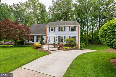 11201 Farmland Dr, Rockville, MD 20852