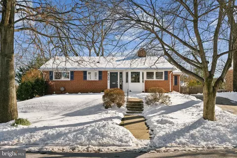 6040 Avon Dr, Bethesda, MD 20814