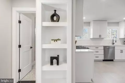 Entry Way - 903 Laredo Rd, Silver Spring, MD 20901 photo 3 of 4