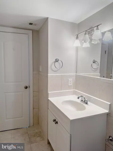 Bath - 10853 Amherst Ave #302, Silver Spring, MD 20902 photo 3 of 4